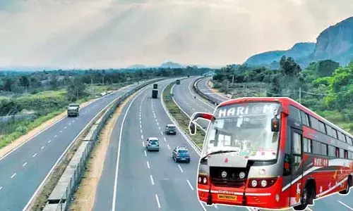 హైదరాబాద్–బెంగళూరు రూట్లో ప్రైవేటు బస్సులదే రాజ్యం.. ప్రజారవాణా అంతంత మాత్రమే!