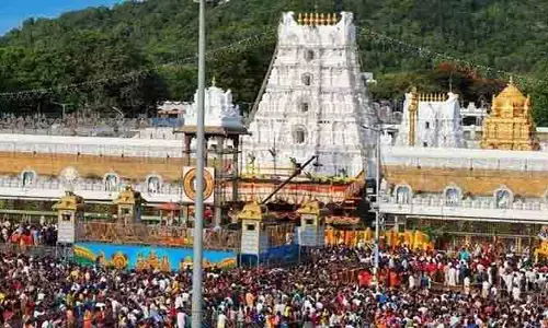 Tirumala: భక్తులతో కిక్కిరిసిన తిరుమల.. శ్రీవారి దర్శనానికి 15 గంటల సమయం