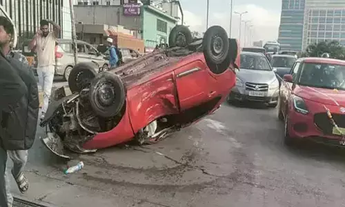 జేఎన్టీయూ వంతెనపై కారు బీభత్సం..