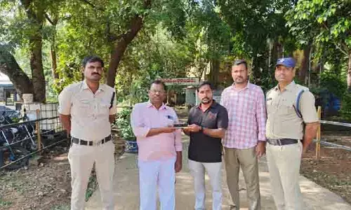 విధి నిర్వహణలో నిజాయితీ చాటిన కండక్టర్.. ప్రయాణికుడి విలువైన ఫోన్ అప్పగింత