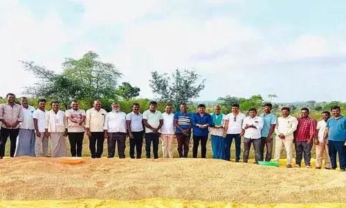 తడిసిన ధాన్యాన్ని వెంటనే కొనుగోలు చేయాలి : చైర్మ‌న్ క‌పిల్ రెడ్డి