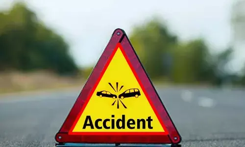 రోడ్డు ప్ర‌మాదంలో న‌లుగురికి గాయాలు