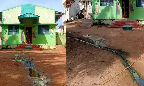 రైతు వేదిక ముందు పారుతున్న మురుగు నీరు