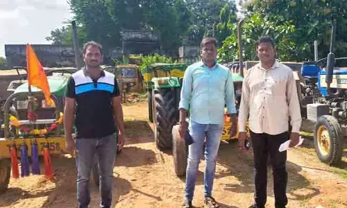 అక్ర‌మ ఇసుక ట్రాక్ట‌ర్ల ప‌ట్టివేత