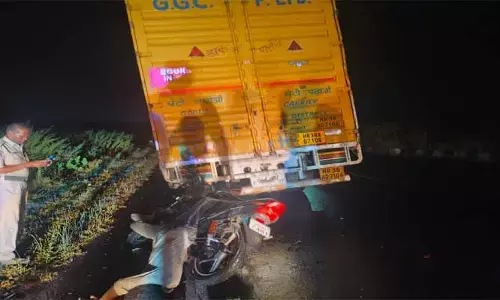 రోడ్డు ప్ర‌మాదంలో ఇద్ద‌రూ మృతి