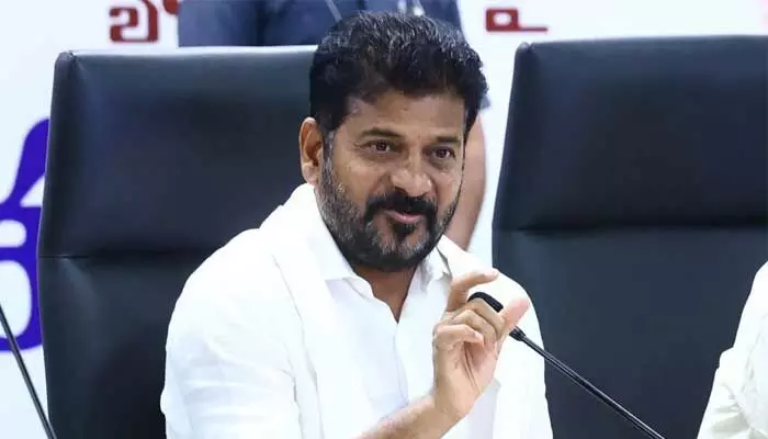 Montha Cyclone: అప్రమత్తంగా ఉండండి.. అధికారులకు సీఎం రేవంత్ రెడ్డి ఆదేశాలు Montha Cyclone: అప్రమత్తంగా ఉండండి.. అధికారులకు సీఎం రేవంత్ రెడ్డి ఆదేశాలు