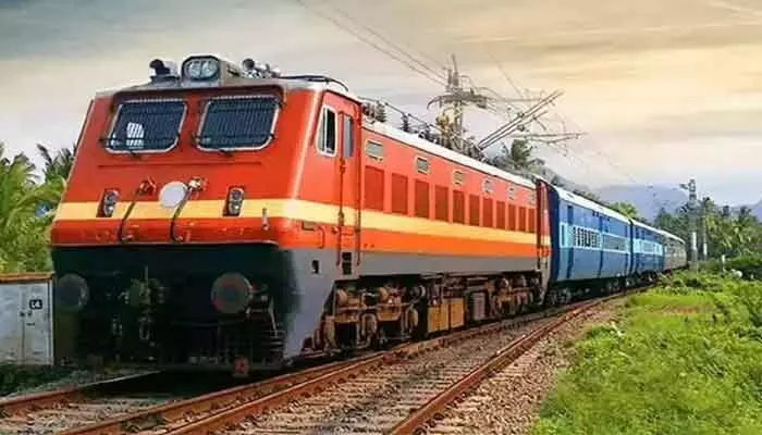 తుపాను ఎఫెక్ట్.. రైల్వే శాఖ కీలక నిర్ణయం తుపాను ఎఫెక్ట్.. రైల్వే శాఖ కీలక నిర్ణయం