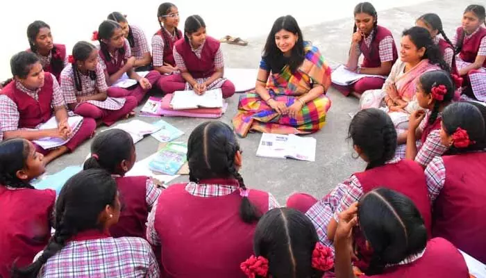 Garima Agarwal: టీచర్గా మారిన ఇన్చార్జ్ కలెక్టర్.. తంగళ్లపల్లి కేజీబీవీ పర్యటనలో గరిమ అగర్వాల్ Garima Agarwal: టీచర్గా మారిన ఇన్చార్జ్ కలెక్టర్.. తంగళ్లపల్లి కేజీబీవీ పర్యటనలో గరిమ అగర్వాల్