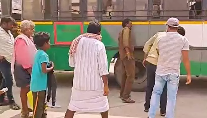 ఆర్టీసీ బస్సులో 30 మంది ప్రయాణికులు.. తృటిలో తప్పిన భారీ ప్రమాదం ఆర్టీసీ బస్సులో 30 మంది ప్రయాణికులు.. తృటిలో తప్పిన భారీ ప్రమాదం