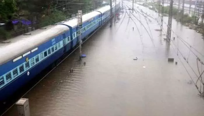 తుపాను ఎఫెక్ట్.. 54 రైళ్లను రద్దు చేసిన దక్షిణ మధ్య రైల్వే తుపాను ఎఫెక్ట్.. 54 రైళ్లను రద్దు చేసిన దక్షిణ మధ్య రైల్వే