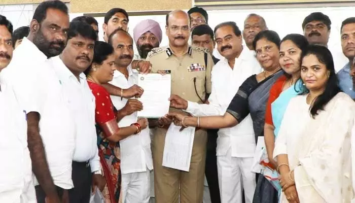 కులాల పేరుతో విద్వేషాలు రెచ్చగొడుతున్నారు.. డీజీపీకి EBC సంక్షేమ సంఘం ఫిర్యాదు కులాల పేరుతో విద్వేషాలు రెచ్చగొడుతున్నారు.. డీజీపీకి EBC సంక్షేమ సంఘం ఫిర్యాదు