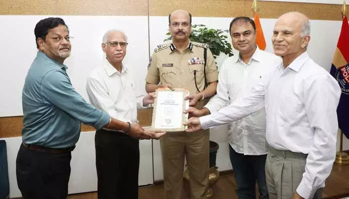 కొందరు పోలీసులు సమాచారం ఇవ్వట్లేదు.. డీజీపీకి కంప్లైంట్ చేసిన ఫోరం ఫర్ గుడ్ గవర్నన్స్ కొందరు పోలీసులు సమాచారం ఇవ్వట్లేదు.. డీజీపీకి కంప్లైంట్ చేసిన ఫోరం ఫర్ గుడ్ గవర్నన్స్