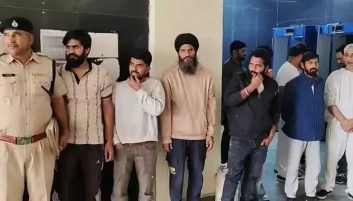 54 మందిని వెనక్కి పంపిన అమెరికా.. డంకీ రూట్లపై పోలీసుల ఫోకస్ 54 మందిని వెనక్కి పంపిన అమెరికా.. డంకీ రూట్లపై పోలీసుల ఫోకస్
