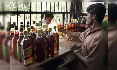 పండగవేళ మందుబాబులకు షాకింగ్ న్యూస్