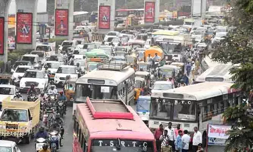 ట్రాఫిక్ పోలీసులకు వ్యాపారుల సవాల్.. నిబంధనలు బేఖాతర్