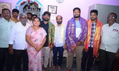 సాఫ్ట్ వేర్ ఇంజనీర్లను సన్మానించిన మంత్రి సత్యకుమార్