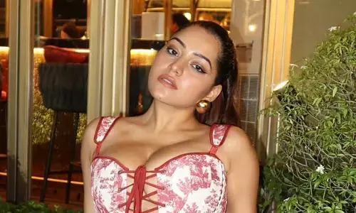 Simran Kaur : గ్లామర్‌తో రెచ్చగొడుతున్న హాట్ బ్యూటీ