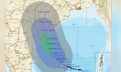నేడు తీరం దాటనున్న మొంథా తుపాన్.. రైళ్లు, విమానాలు రద్దు!