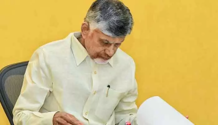 గత ప్రభుత్వ హయాంలో అశాస్త్రీయంగా జిల్లాల విభజన : ఏపీ సీఎం గత ప్రభుత్వ హయాంలో అశాస్త్రీయంగా జిల్లాల విభజన : ఏపీ సీఎం