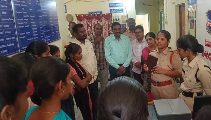 సైబర్ నేరాలపై విద్యార్థులకు అవగాహన తప్పనిసరి : ఎస్సై రాణి సైబర్ నేరాలపై విద్యార్థులకు అవగాహన తప్పనిసరి : ఎస్సై రాణి