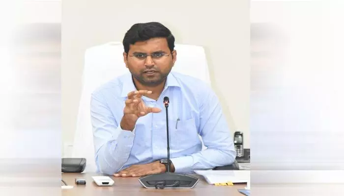 తుపాను ప్రభావంతో రైతులు నష్టపోకుండా చూడాలి : కలెక్టర్ బీఎం సంతోష్ తుపాను ప్రభావంతో రైతులు నష్టపోకుండా చూడాలి : కలెక్టర్ బీఎం సంతోష్