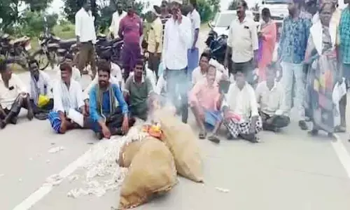 నకిరేకల్-అర్వపల్లి రహదారిపై పత్తి రైతుల ఆందోళన.. భారీగా ట్రాఫిక్ జామ్