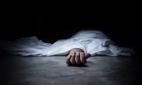 ఈదురుగాలులకు విరిగిపడిన తాటిచెట్టు.. మహిళ మృతి
