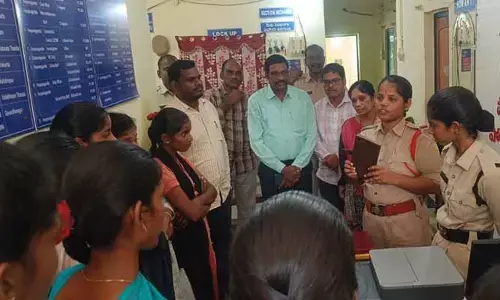 సైబ‌ర్ నేరాలపై విద్యార్థుల‌కు అవ‌గాహ‌న త‌ప్ప‌నిస‌రి : ఎస్సై రాణి