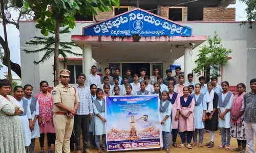 విద్యార్థి దశ నుంచే  చట్టాలపై అవగాహన కలిగి ఉండాలి: ఎస్సై శివ నాగేశ్వర్