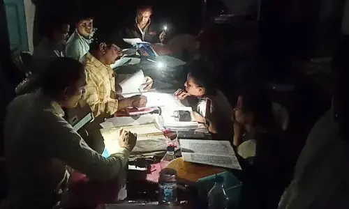 సెల్ ఫోన్ లైట్ వెలుతురులో విధులు..!