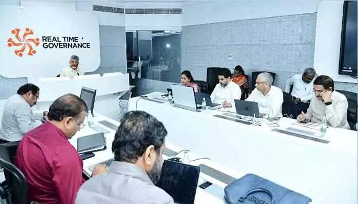తుఫాను నేపథ్యంలో తక్షణ స్పందన : సీఎం చంద్రబాబు తుఫాను నేపథ్యంలో తక్షణ స్పందన : సీఎం చంద్రబాబు