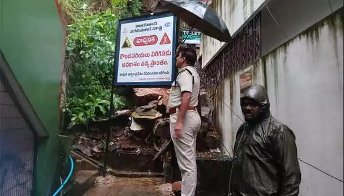 ప్రజలు అత్యవసరమైతే తప్ప బయటకు రావొద్దు : విజయవాడ పోలీస్ ప్రజలు అత్యవసరమైతే తప్ప బయటకు రావొద్దు : విజయవాడ పోలీస్