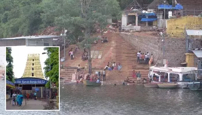 శ్రీశైల పుణ్యక్షేత్రంలో భారీ ప్రమాదం.. పాతాళగంగ దారిలో విరిగిపడిన కొండచరియలు శ్రీశైల పుణ్యక్షేత్రంలో భారీ ప్రమాదం.. పాతాళగంగ దారిలో విరిగిపడిన కొండచరియలు