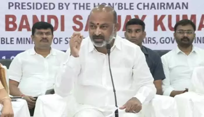 నిధుల డైవర్షన్పై కేంద్రం సీరియస్ నిఘా: బండి సంజయ్ నిధుల డైవర్షన్పై కేంద్రం సీరియస్ నిఘా: బండి సంజయ్