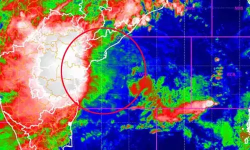 తీరం దాటిన ‘మొంథా’ తుపాను.. ఊపిరి పీల్చుకున్న తీర ప్రాంత ప్రజలు