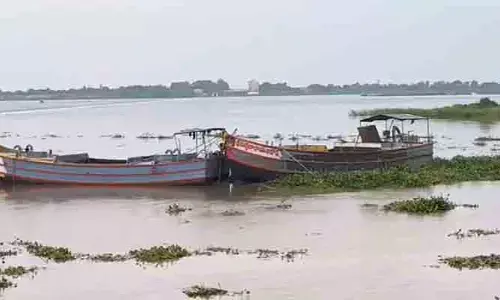 తెగిన పడవల తాళ్లు.. పెన్నా వారధి వద్ద తప్పిన పెనుప్రమాదం