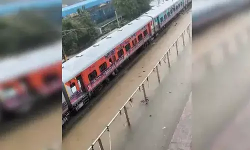 డోర్నకల్ రైల్వే ట్రాక్ పైకి వర్షపు నీరు.. గోల్కొండ, కోణార్క్, కృష్ణా ఎక్స్‌‌ప్రెస్‌లు నిలిపివేత