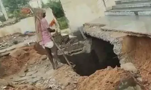 అధికారుల తొందరపాటు నిర్ణయంతో విద్యార్థినిల అవస్థలు