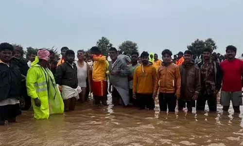 మొంథా ఎఫెక్ట్.. జ‌ల‌దిగ్భందంలో మార్లపాడు తండా..!