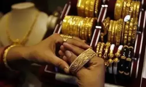 మళ్లీ పెరిగిన బంగారం.. తులం రూ. 1.22 లక్షలు