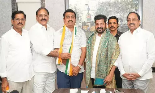 సీఎం సమక్షంలో కాంగ్రెస్​లో చేరిన బీజేపీ నేత కిలారి మనోహర్