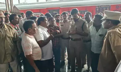 రైలు ప్రయాణికులకు పోలీసు సిబ్బంది మానవతా సహాయం