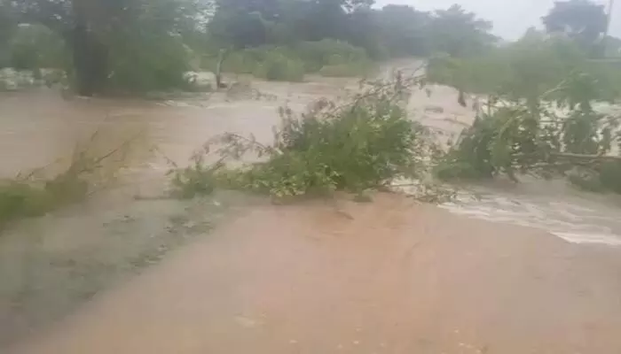 లంక గ్రామాన్ని తలపిస్తోన్న చంద్రాయన్ పల్లి లంక గ్రామాన్ని తలపిస్తోన్న చంద్రాయన్ పల్లి