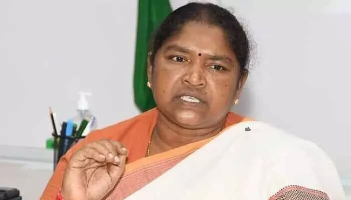 మొంథా తుపాన్.. అధికారులకు మంత్రి సీతక్క ఆదేశాలు మొంథా తుపాన్.. అధికారులకు మంత్రి సీతక్క ఆదేశాలు