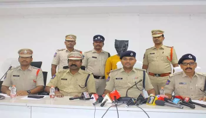 వివాహేతర సంబంధం బయట పడుతుందని హత్య : ఎస్పీ గైక్వాడ్ వైభవ్ రఘునాథ్ వివాహేతర సంబంధం బయట పడుతుందని హత్య : ఎస్పీ గైక్వాడ్ వైభవ్ రఘునాథ్