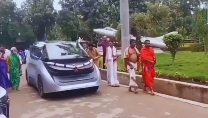 బెంగళూరులో స్వదేశీ డ్రైవర్లెస్ కారు.. వీడియో వైరల్ బెంగళూరులో స్వదేశీ డ్రైవర్లెస్ కారు.. వీడియో వైరల్
