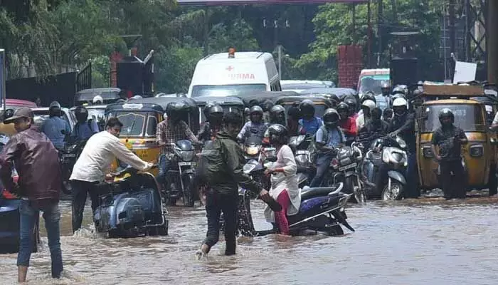 చాదర్ఘాట్ వైపు వెళ్తున్నారా? అయితే గంటల తరబడి ట్రాఫిక్లో ఇరుక్కోవడం ఖాయం చాదర్ఘాట్ వైపు వెళ్తున్నారా? అయితే గంటల తరబడి ట్రాఫిక్లో ఇరుక్కోవడం ఖాయం