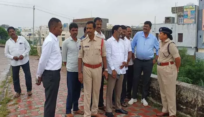 అన్ని వేళలా ప్రజలకు అందుబాటులో ఉంటాం : ఎస్పీ జానకి అన్ని వేళలా ప్రజలకు అందుబాటులో ఉంటాం : ఎస్పీ జానకి