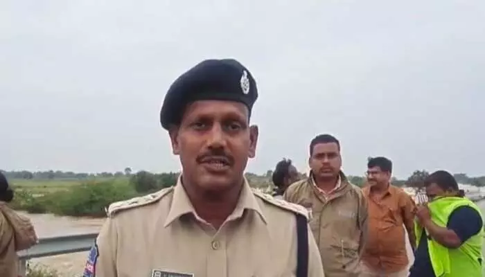 హైదరాబాద్ - శ్రీశైలం రాకపోకలు బంద్ హైదరాబాద్ - శ్రీశైలం రాకపోకలు బంద్