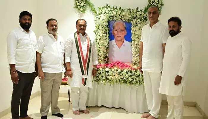 హారీష్ రావును పరామర్శించిన టీపీసీసీ చీఫ్మహేష్ కుమార్ గౌడ్ హారీష్ రావును పరామర్శించిన టీపీసీసీ చీఫ్మహేష్ కుమార్ గౌడ్
